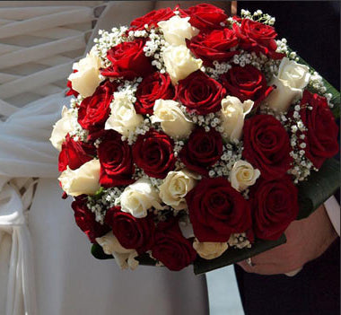  40 Stem white and red premium roses hand bunch
 Wrapped in cellophane packing with seasonal fillers.
 FREE Message card.