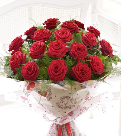  Beautiful Bunch of 15 stem Red Roses
 Free Message Card 