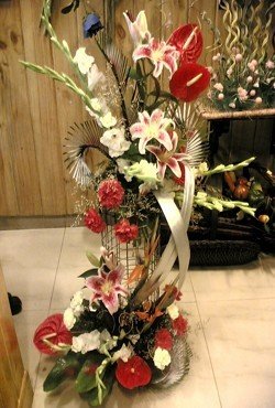 Tall arrangement of exotic flowers like Oriental Lilies, Pretty carnation and Tuberose/glads/rajnigandha arranged beautifully with the help of a stand.
 Height: Aprox 3-4 Feet.
 Flowers: 50+
&#8226 Free Message Card