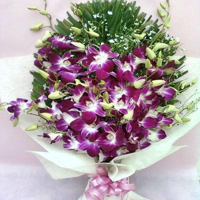  10 Stem purple orchids bouquet
&#8226 Wrapped in cellophane paper with nice leafs decor in it.