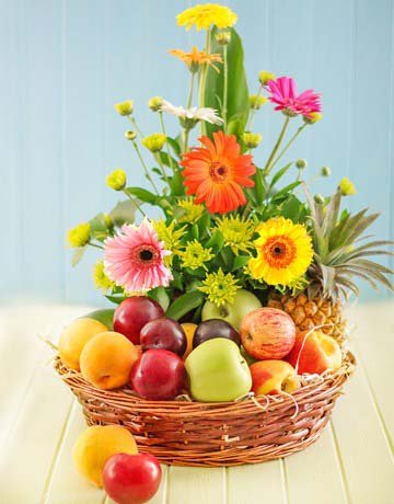  4 Kg Fresh Fruits Basket (Seasonal Fruits) with 15 stem daisy flower decorated with it.
 Free Message Card.